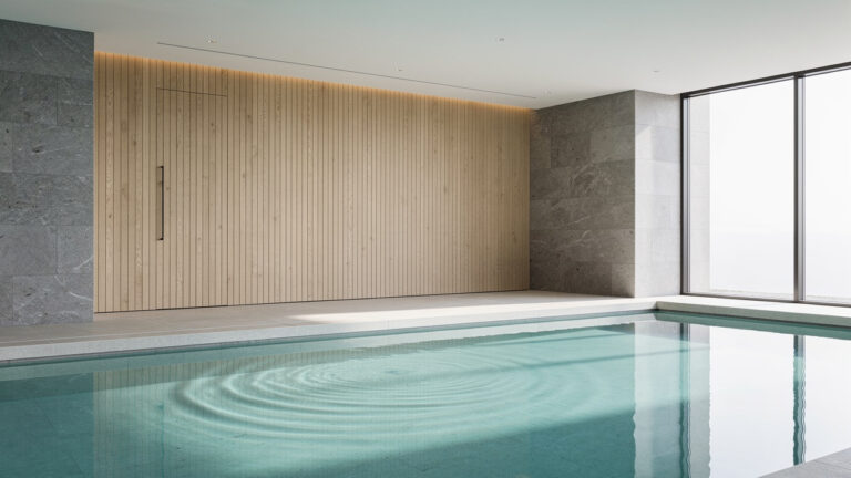 Модерен и спокоен SPA център с басейн и естествена светлина.