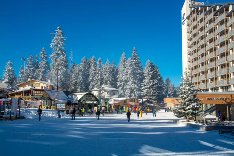 Панорамна гледка към планинския курорт Боровец в Рила
