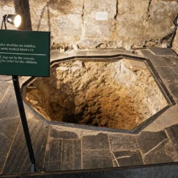 Историческият кладенец в църквата-костница „Света Неделя“