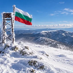 Зимна гледка от връх Ком с българското знаме