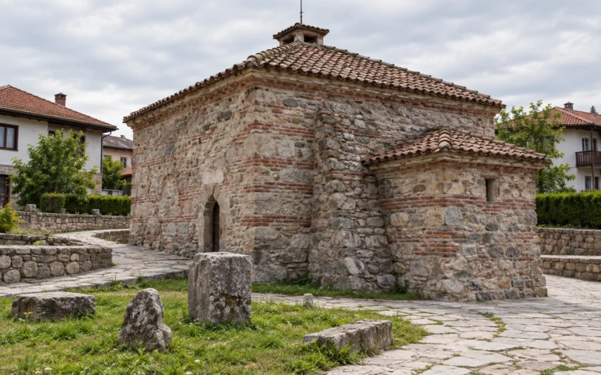 Каменната зидария на историческата Римска баня в село Баня