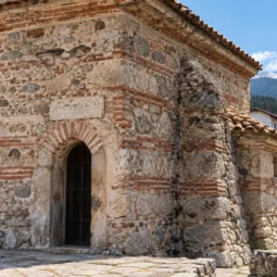 Старата каменна постройка на Римската баня в село Баня
