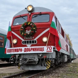 Локомотивът на теснолинейната линия Септември – Добринище