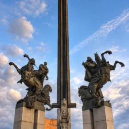 Паметника "Асеневци" отблизо