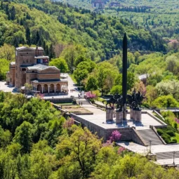 Панорамна гледка към паметника "Асеневци"