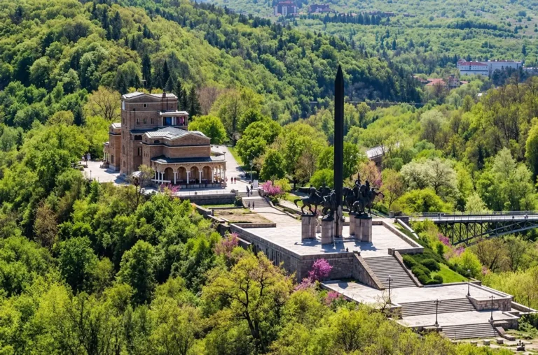 Панорамна гледка към паметника "Асеневци"