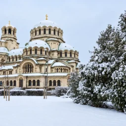 Храм-паметник „Св. Александър Невски“ в София сред заснежени дървета