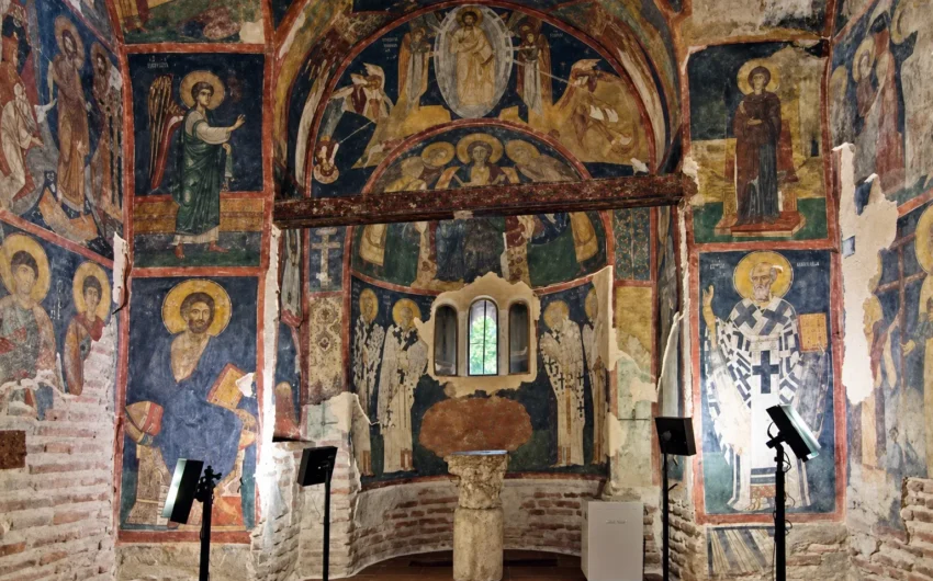 Панорамен изглед към стенописите по стените и сводовете на Боянската църква