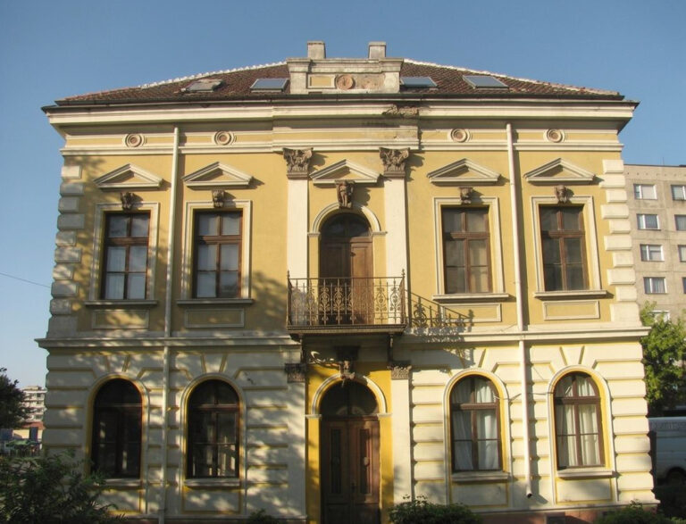 Къщата с куклите