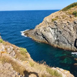 Скалист залив край Маслен нос с отвесни брегове и синьо море