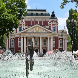 Скулптура и водни струи във фонтана пред Народния театър „Иван Вазов“