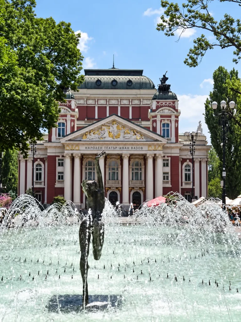 Скулптура и водни струи във фонтана пред Народния театър „Иван Вазов“
