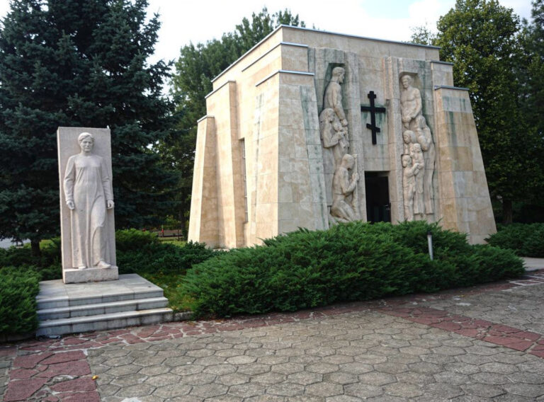Паметник-костница на Ботевите четници