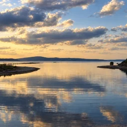 Зелени брегове и тръстика, отразени в спокойните води на Ропотамо