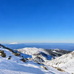 Зимна панорама на София със заснежената Витоша в топла слънчева светлина