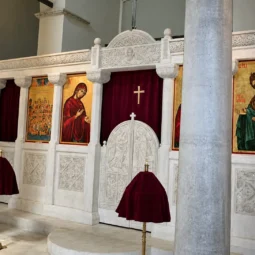 Каменен иконостас с икони и бордови завеси в църквата „Св. Четиридесет мъченици“ във Велико Търново.