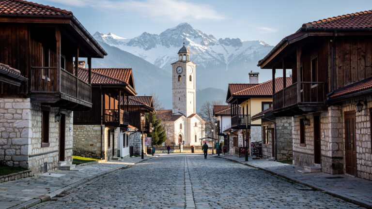 Калдъръмени улици и възрожденски къщи в стария град на Банско.