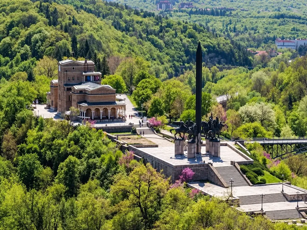 Панорамна гледка към паметника "Асеневци"