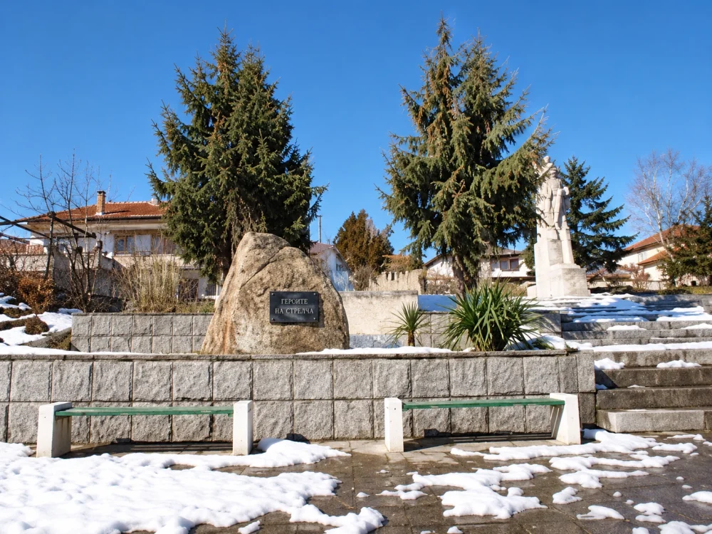 Паметник на героите на Стрелча през зимата