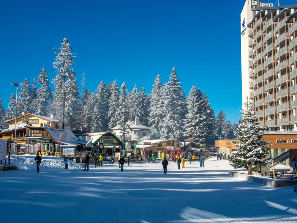 Панорамна гледка към планинския курорт Боровец в Рила