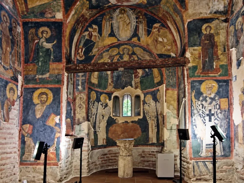 Панорамен изглед към стенописите по стените и сводовете на Боянската църква