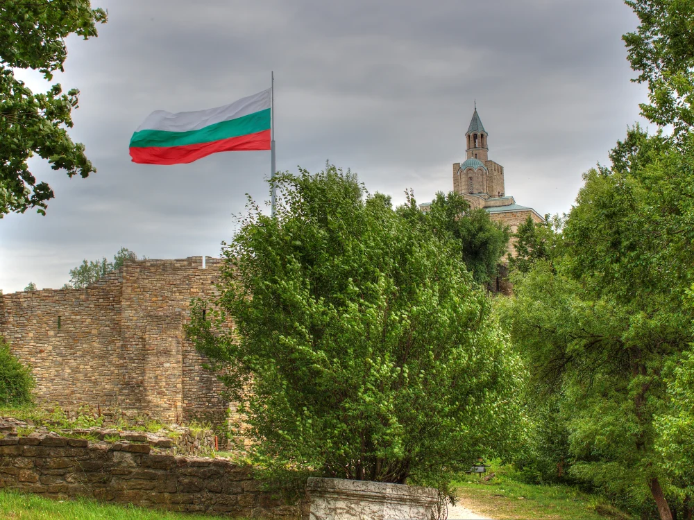 Българското знаме и Патриаршеската църква на крепостта Царевец във Велико Търново