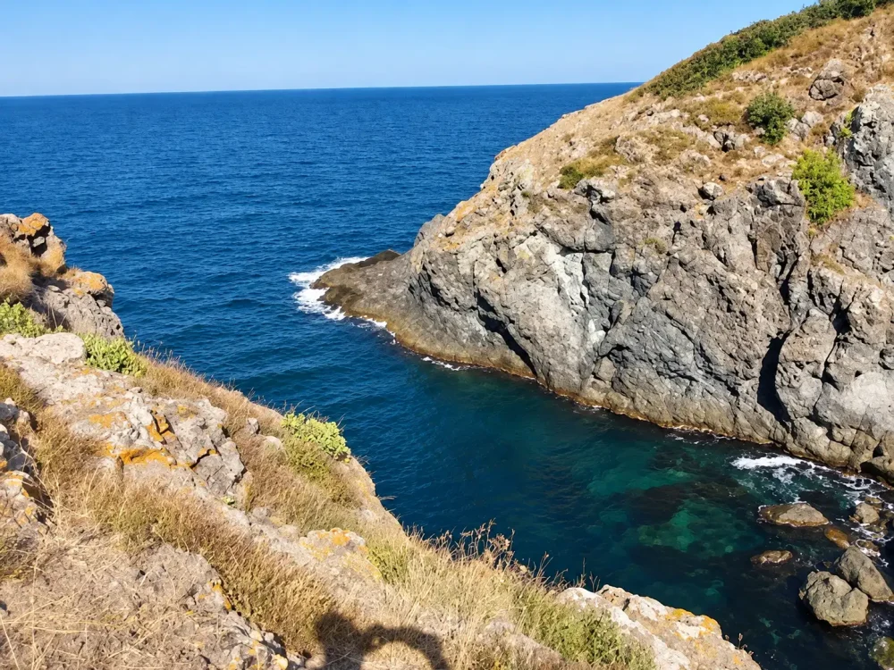 Скалист залив край Маслен нос с отвесни брегове и синьо море
